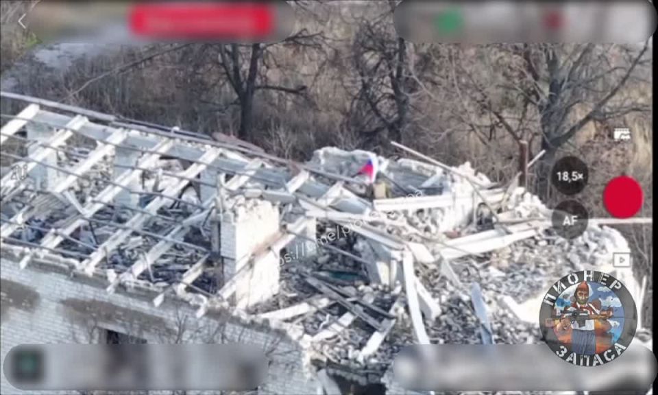 Российские штурмовики устанавливают флаг в южной части Волчанска