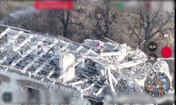 Российские штурмовики устанавливают флаг в южной части Волчанска