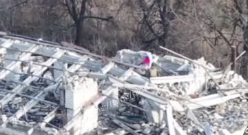 Русский флаг на южных окраинах Волчанска! Город наш!