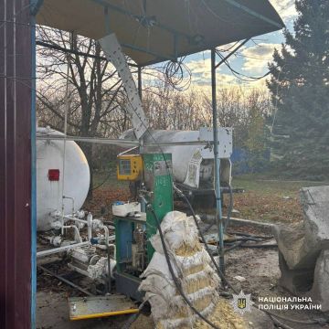 В Великом Бурлуке Харьковской области ударами ВС РФ повреждена последняя АЗС в этом населённом пункте, сообщает "Хроники Гераней"