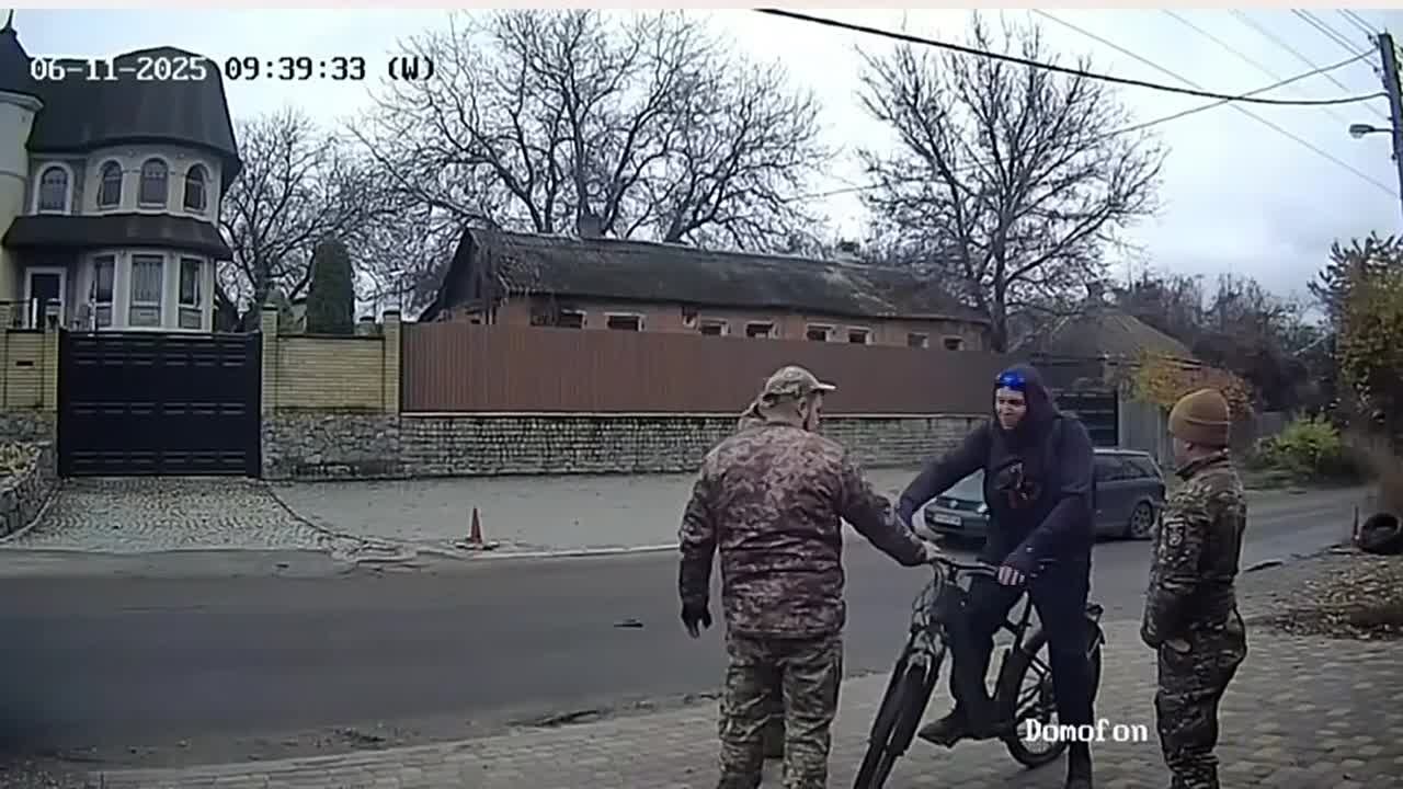 #бандеровская_оккупация: украинских мужчин тащат на фронт, потому что женщинам одним там скучно