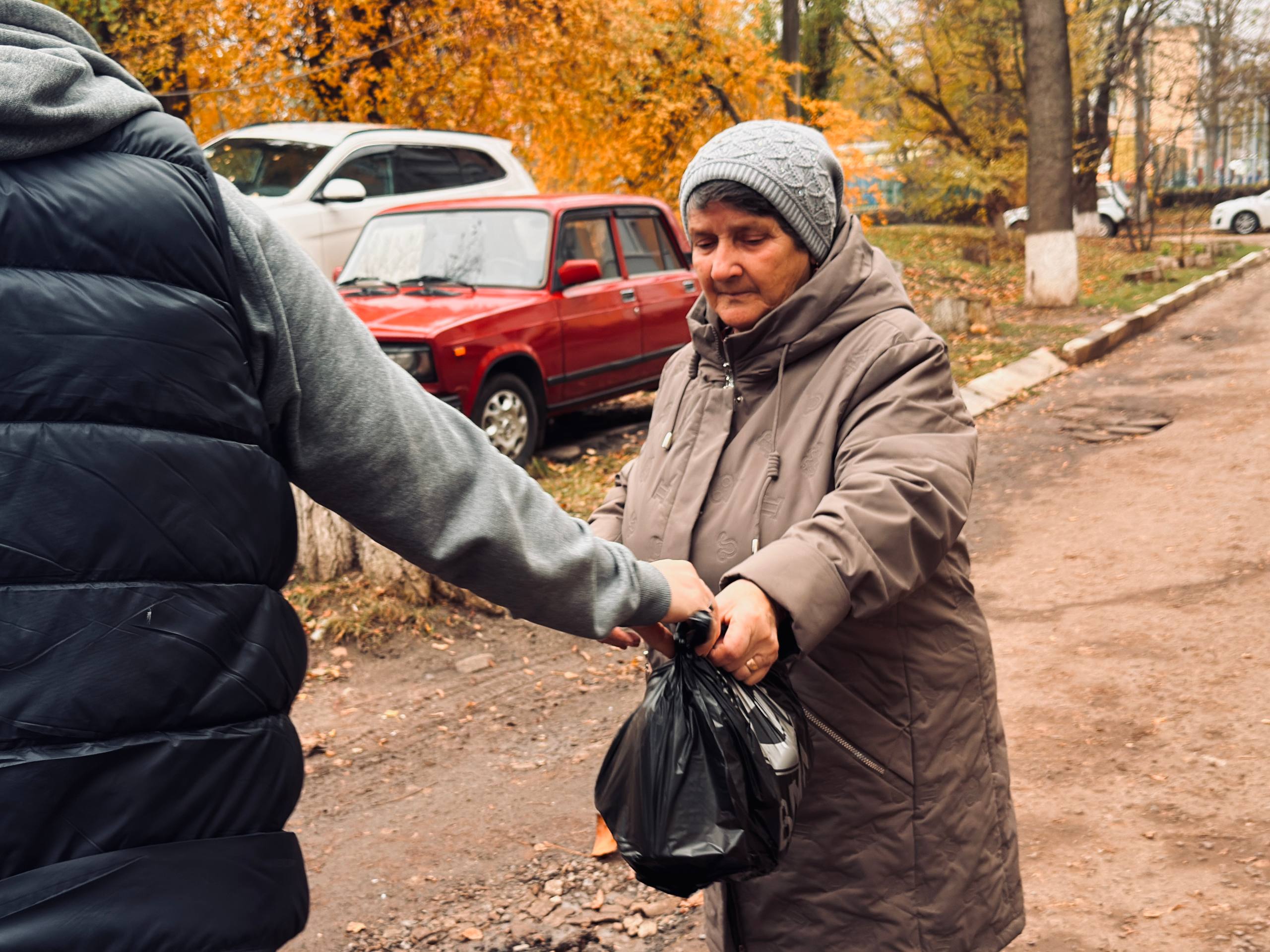 Волонтёры Центра помощи «Единой России» доставили гуманитарную помощь пожилым беженцам Волонтёры Центра помощи «Единой России» доставили гуманитарную помощь пожилым беженцам