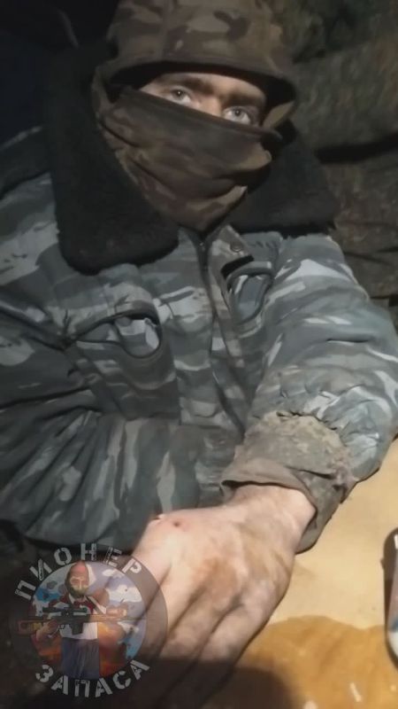 Вот тот самый штурмовик с позывным Ёжик, который водружал российский флаг на элеватор в Волчанске! Всего же сам элеватор по факту брали 3 мужика, которые отправились туда на зачистку, а после успешно выполненной работы...