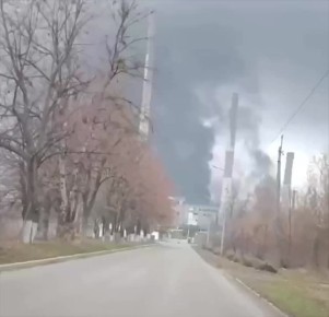 Владислав Шурыгин: Горящая Змиевская ГРЭС после недавнего обстрела, объект находится в Харьковской области