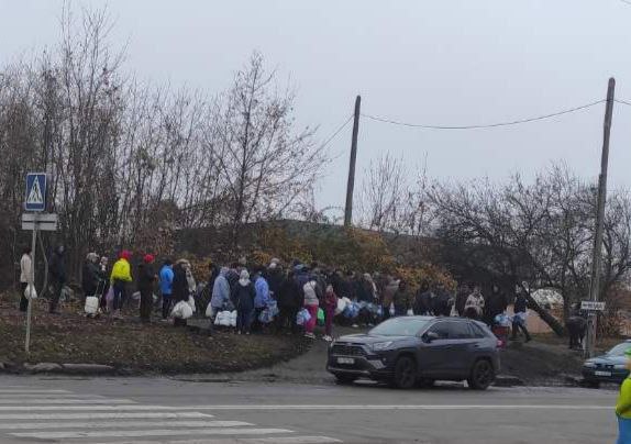 В городе нет воды. Очереди возле родников на Салтовке и Новых Домах В городе нет воды. Очереди возле родников на Салтовке и Новых Домах