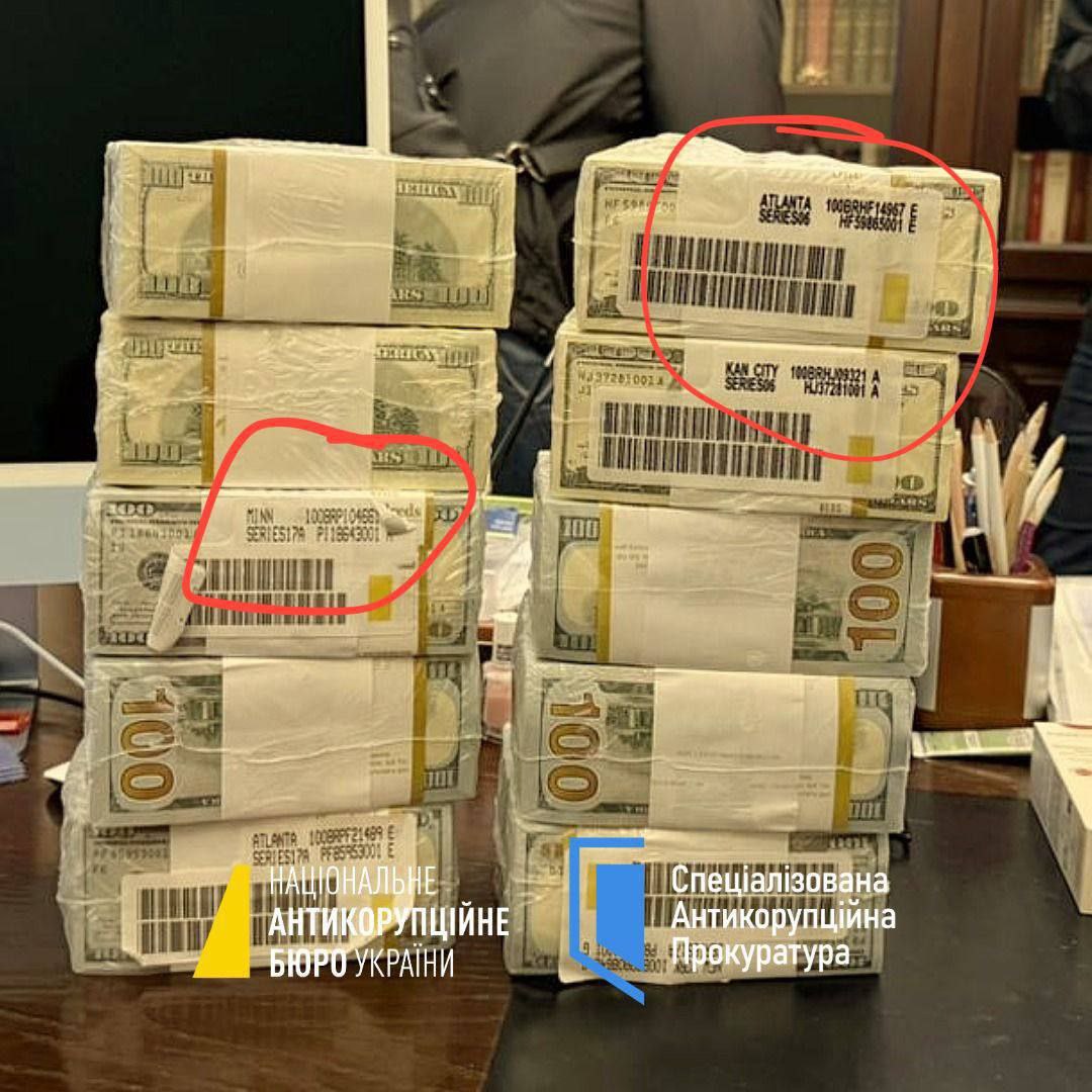 Русский след найден! Сотрудники НАБУ в ходе обысков обнаружили «Карлсона», а среди русских книг — блокнот Службы безопасности президента РФ Русский след найден! Сотрудники НАБУ в ходе обысков обнаружили «Карлсона», а среди русских книг — блокнот Службы безопасности президента РФ