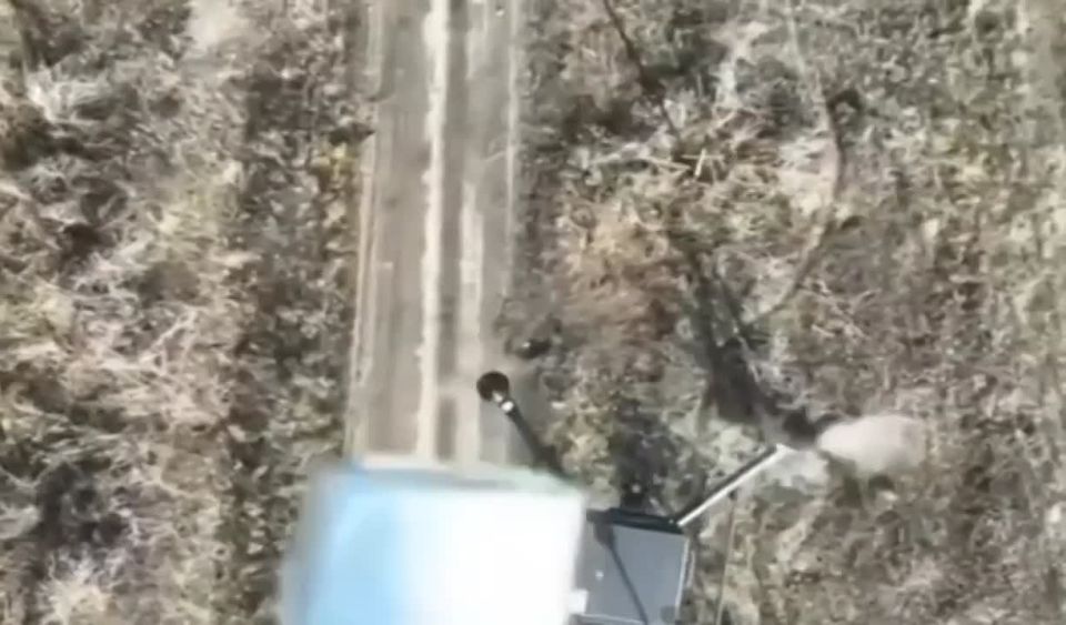 Банка с огурцами? Нет, с тушёнкой))