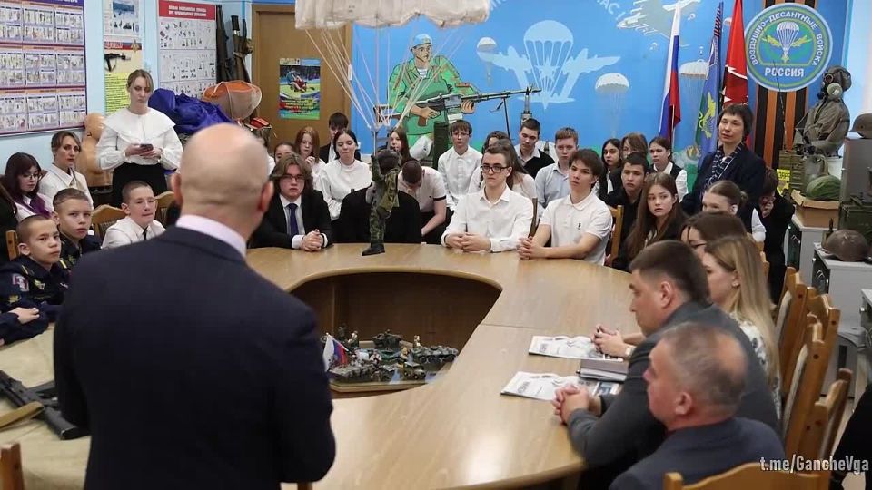 Во время своего визита в Санкт-Петербург, Глава Военно-гражданской администрации Харьковской области Виталий Ганчев принял участие в уроке мужества и провел встречу с учениками школы № 506