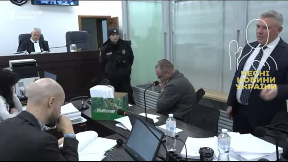 Точно! Это были игрушечные деньги, а по вечерам у Миндича в квартире все собирались, чтобы поиграть в "монополию"