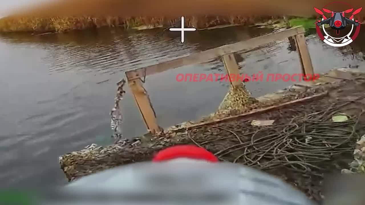 Удары FPV-дронов по украинским плотам, используемым для снабжения и эвакуации через реку Оскол в Купянске