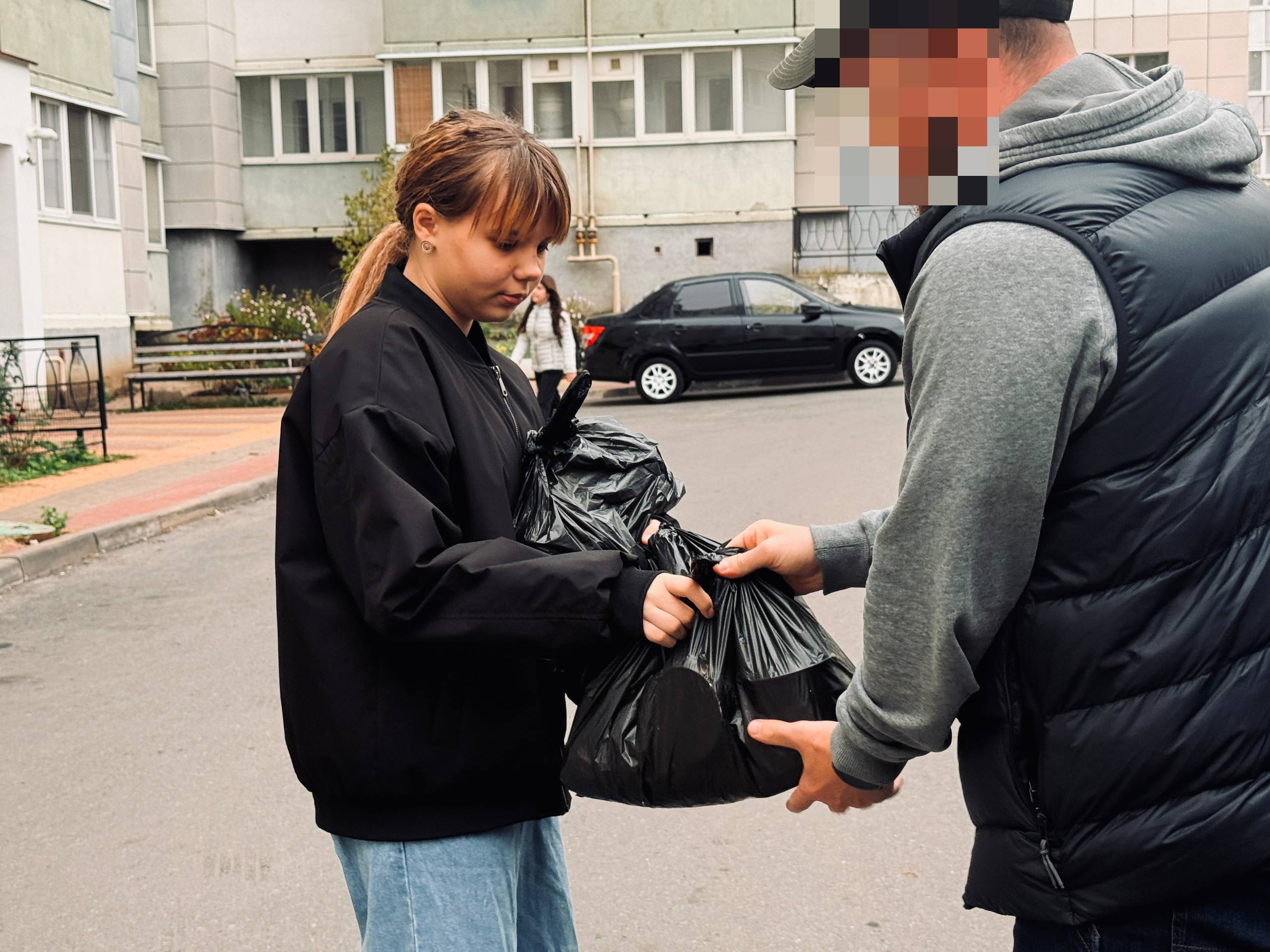 Волонтёры Центра помощи «Единой России» продолжают доставлять адресную гуманитарную помощь семьям, оказавшимся в трудной жизненной ситуации