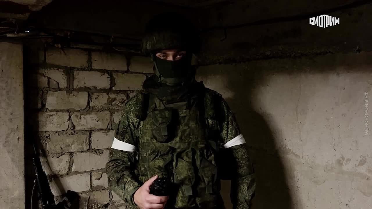 Российские бойцы зачищают от ВСУ западную часть Купянска в районе реки Оскол, украинские военные отступают, сообщил командир штурмовой роты штурмового отряда 121-го мотострелкового полка с позывным Снег