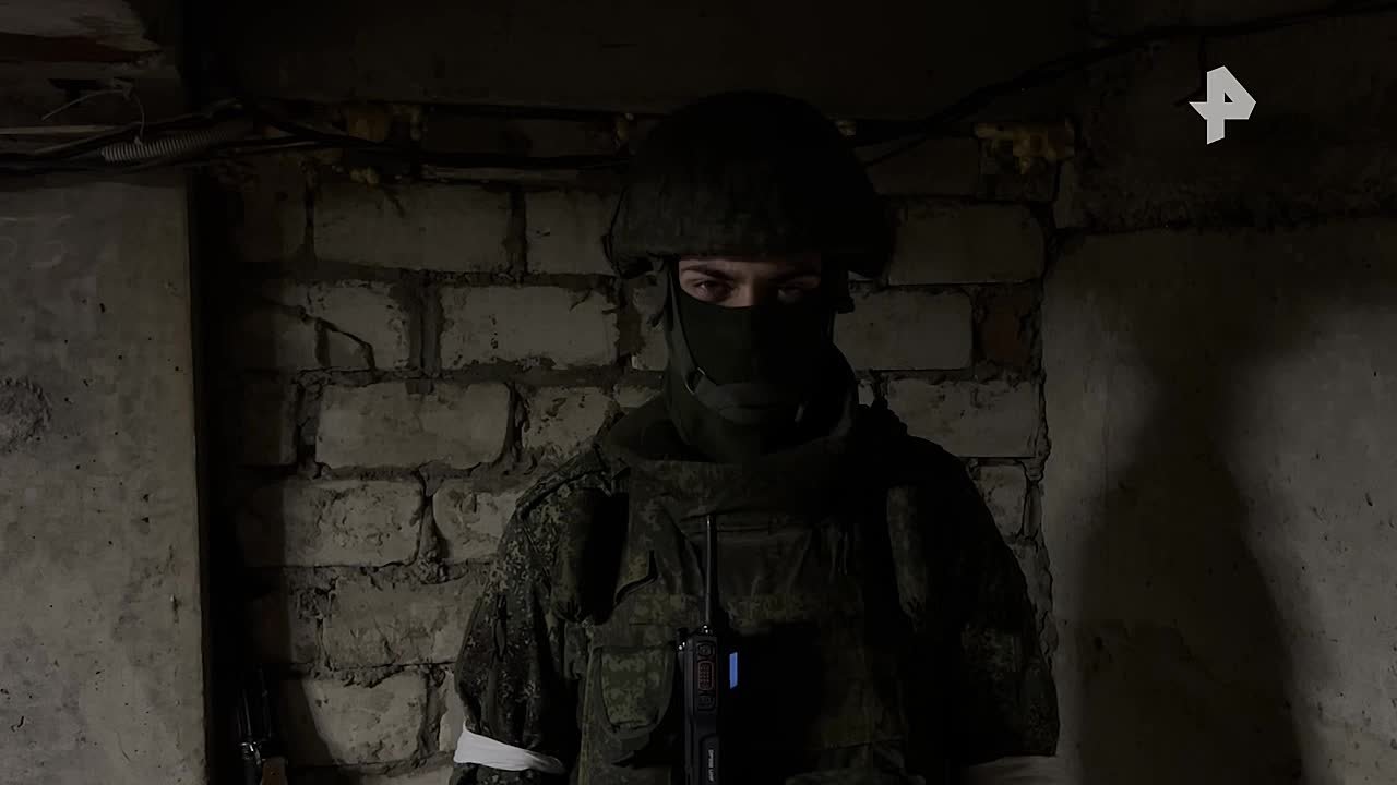 Российские военные продолжают защищать западную часть Купянска от боевиков ВСУ, сообщил командир штурмовой роты штурмового отряда 121-го мотострелкового полка с позывным "Снег"
