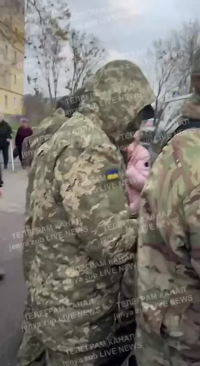 Сегодня Бульвар Юрьева буквально наводнили люди в пиксельной форме