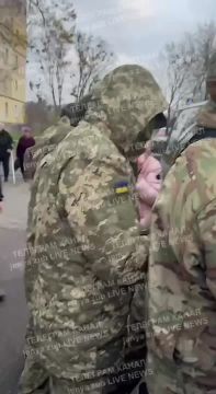 Сегодня Бульвар Юрьева буквально наводнили люди в пиксельной форме