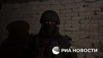 Штурмовой отряд 121-го полка ВС России продолжает выбивать боевиков ВСУ из западной части Купянска, сообщил командир этого отряда