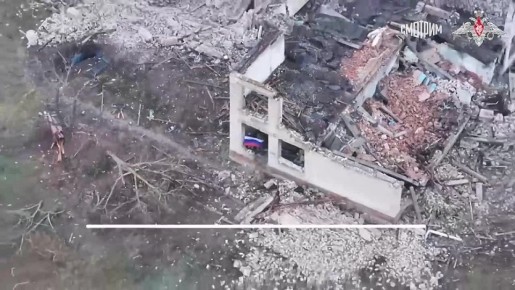 Бойцы группировки войск "Север" водрузили российский триколор в освобожденном населенном пункте Двуречанское в Харьковской области