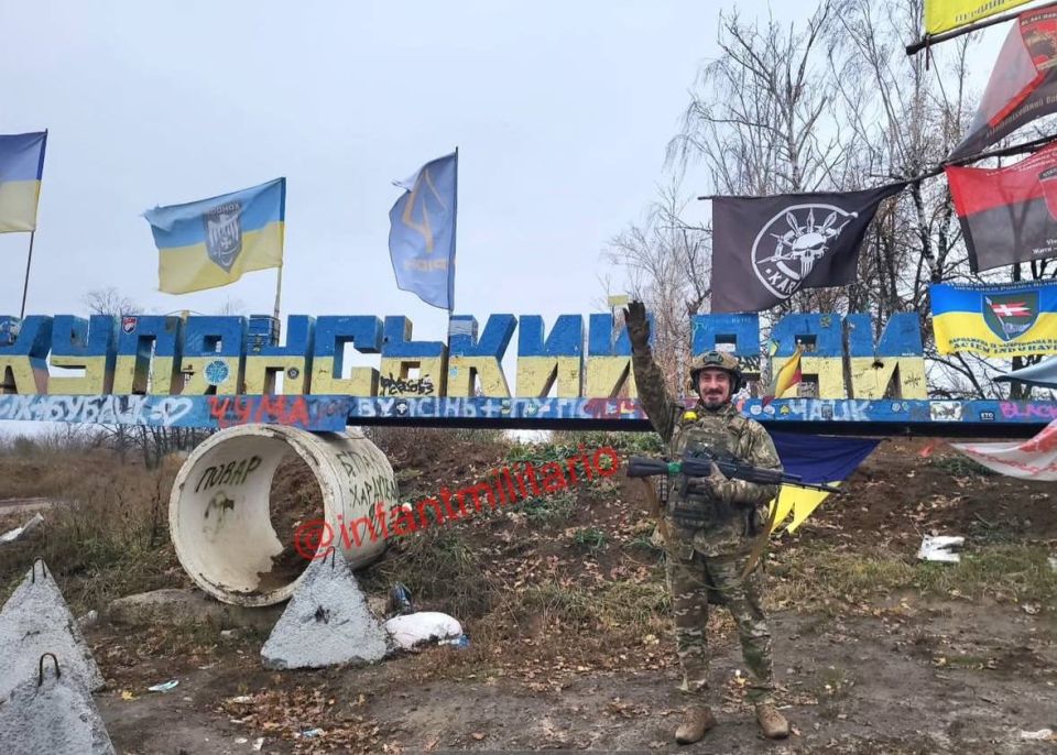 Военнослужащий ВСУ зигует на фоне потерянного на сегодняшний день Купянске