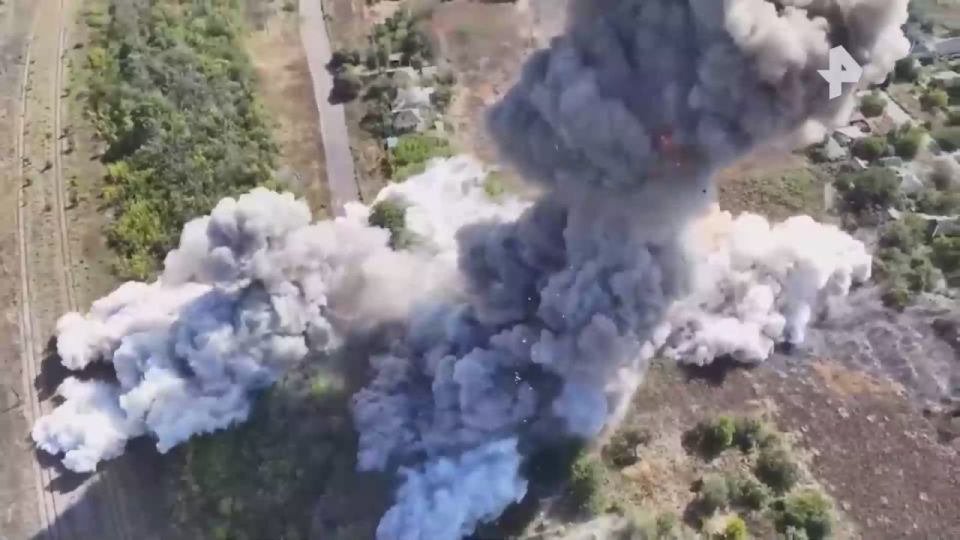 Кадры из различных районов Купянска в Харьковской области, который в результате активных действий освободили военнослужащие подразделений группировки войск "Запад", публикует Минобороны РФ