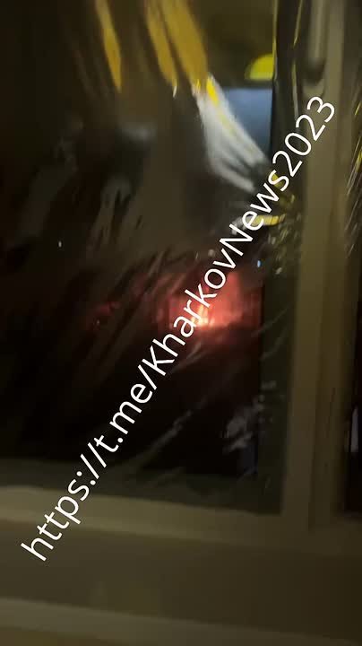 Приходят новые кадры яркой вспышки и пожара в Харькове после прилёта