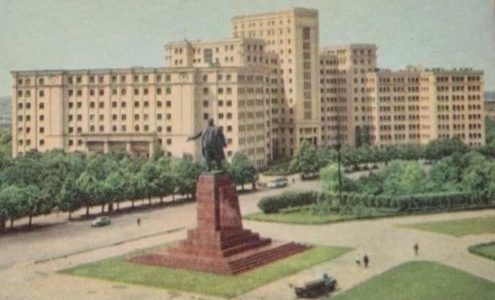 Михаил Онуфриенко: Я совсем не прочь взглянуть на харьковское здание Госпрома – первую советскую высотку в стиле кубизма, изуродованную возведенным там впоследствии памятником Ленину, который перекрыл самую большую площадь...