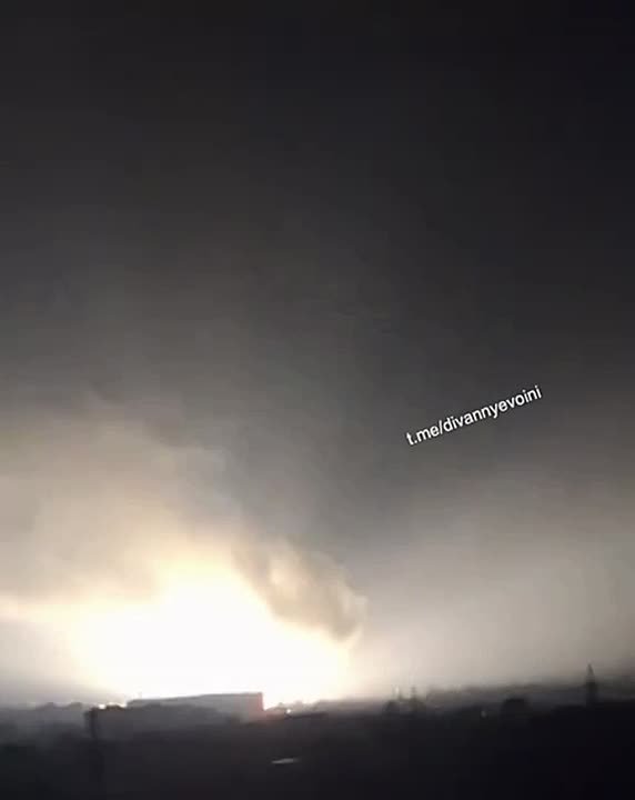 Кадры момента прилётов бпла-камикадзе «Герань-2» по электрической подстанции в Харькове этой ночью