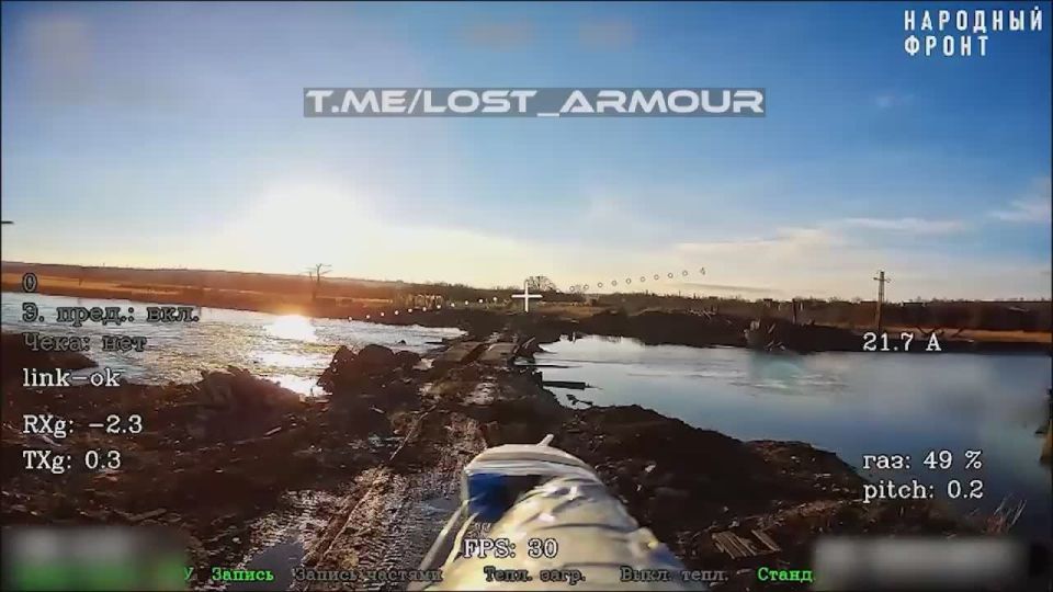 Уничтожение дроном на оптоволокне украинского М113 на переправе через реку Оскол на Купянском направлении