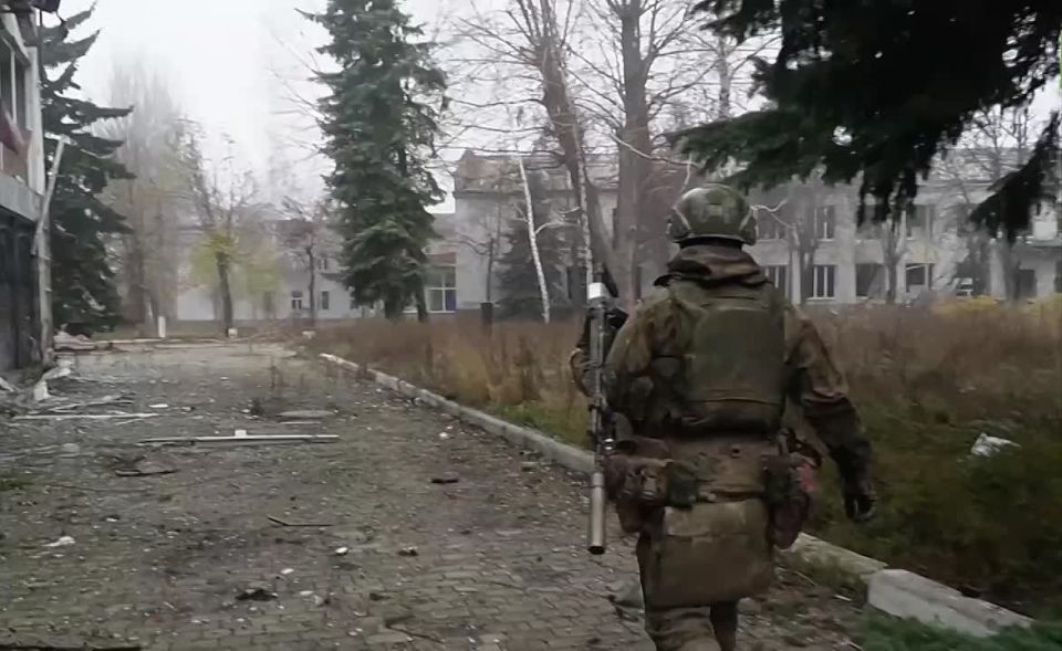 Русские военные развернули флаг в центре освобожденного Красноармейска (Покровска) в ДНР