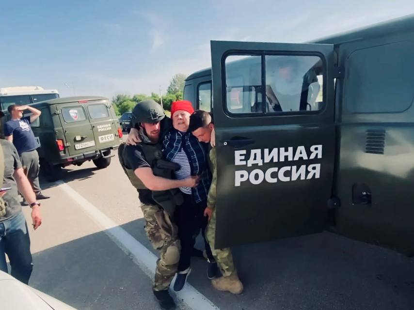 С Днём волонтёра!. Центр помощи Единой России в Белгородской и Харьковской областях поздравляет всех добровольцев с этим важным и светлым днём! Наши волонтёры — это люди, которые с самого начала 2022 года стоят рядом с теми... С Днём волонтёра!. Центр помощи Единой России в Белгородской и Харьковской областях поздравляет всех добровольцев с этим важным и светлым днём! Наши волонтёры — это люди, которые с самого начала 2022 года стоят рядом с теми...