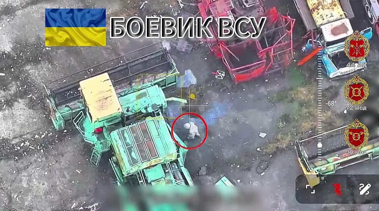 Укрытие не помогло. Сумская область Расчёт БпЛА 30 мсп 44 Армейского корпуса обнаружил и уничтожил боевика ВСУ, пытавшегося использовать комбайн в качестве укрытия, точным попаданием