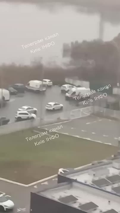 Киевские СМИ сообщают, что на территории около метро Харьковская прогремел второй взрыв в тот момент, когда туда прибыли экстренные службы