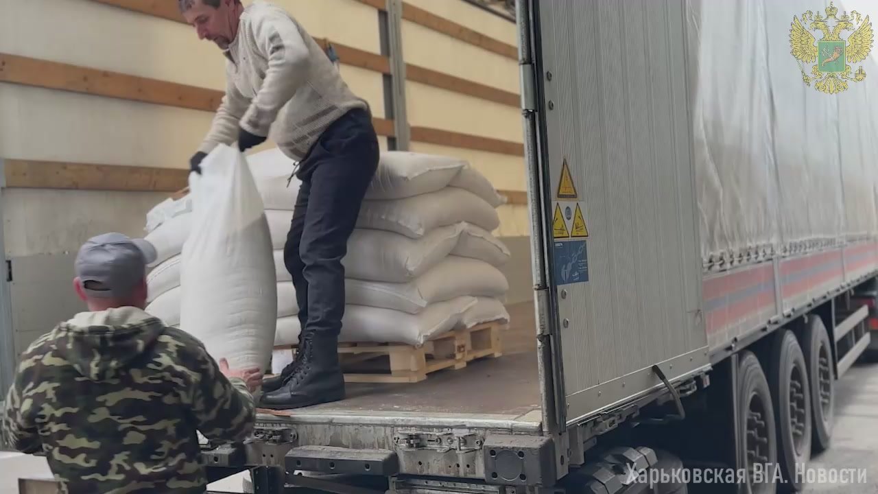 В Центр распределения гуманитарной помощи ВГА привезли продукты длительного хранения от МЧС России для жителей освобождённой Харьковской области