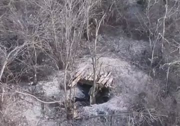 Русский боец забрасывает противотанковую мину в блиндаж xoxла, после чего сбивает дрон, который пытался его убить и спокойно уходит на свои позиции