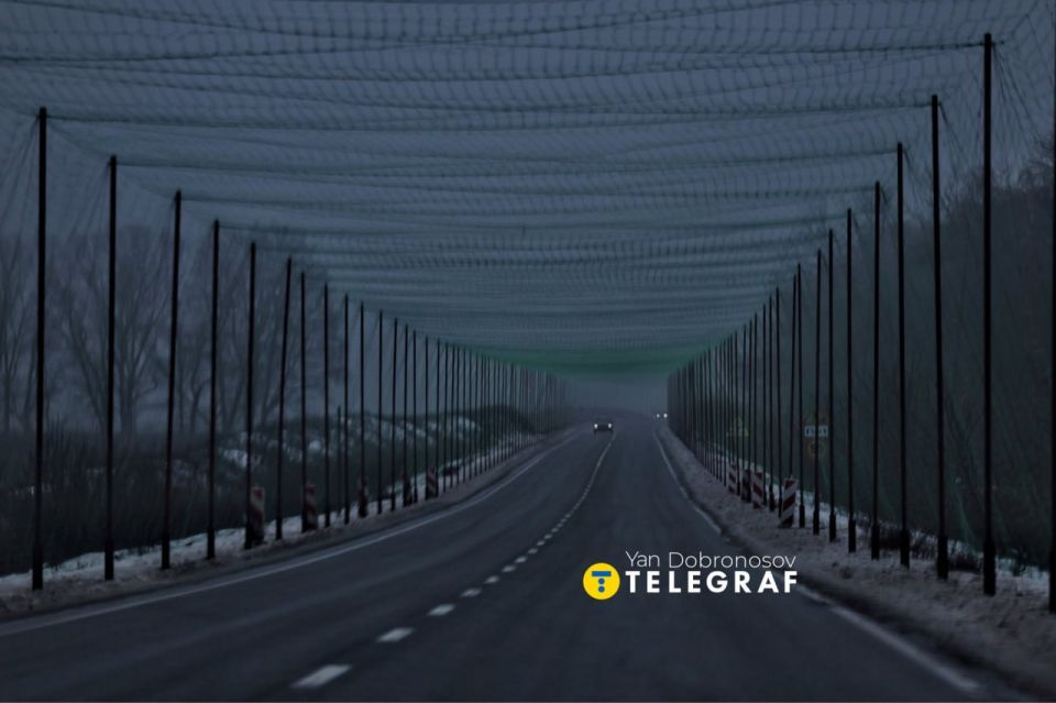 Инженерные сооружения ВСУ. Защитная сетка на дороге.Строительство Инженерные сооружения ВСУ. Защитная сетка на дороге.Строительство