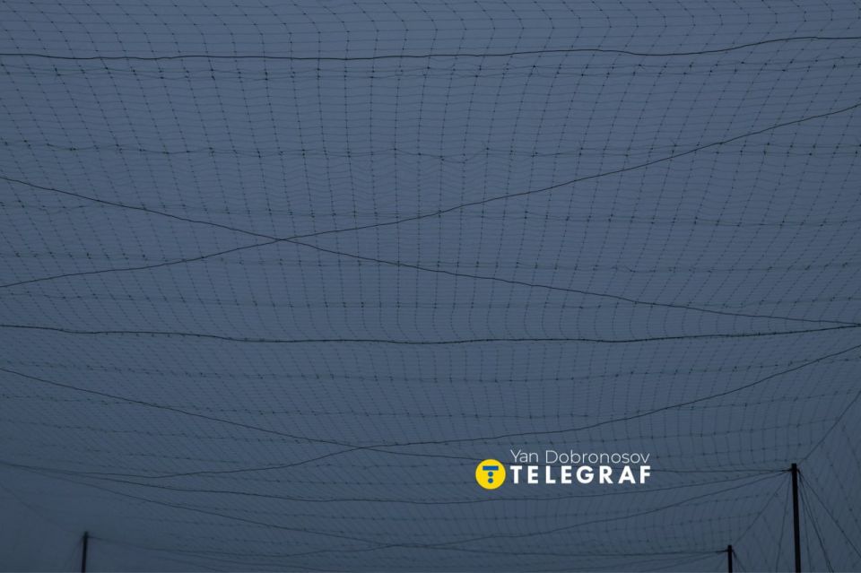 Инженерные сооружения ВСУ. Защитная сетка на дороге.Строительство Инженерные сооружения ВСУ. Защитная сетка на дороге.Строительство