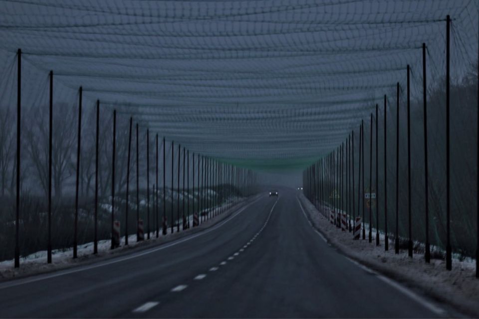 Инженерные сооружения ВСУ. Защитная сетка на дороге.Строительство Инженерные сооружения ВСУ. Защитная сетка на дороге.Строительство