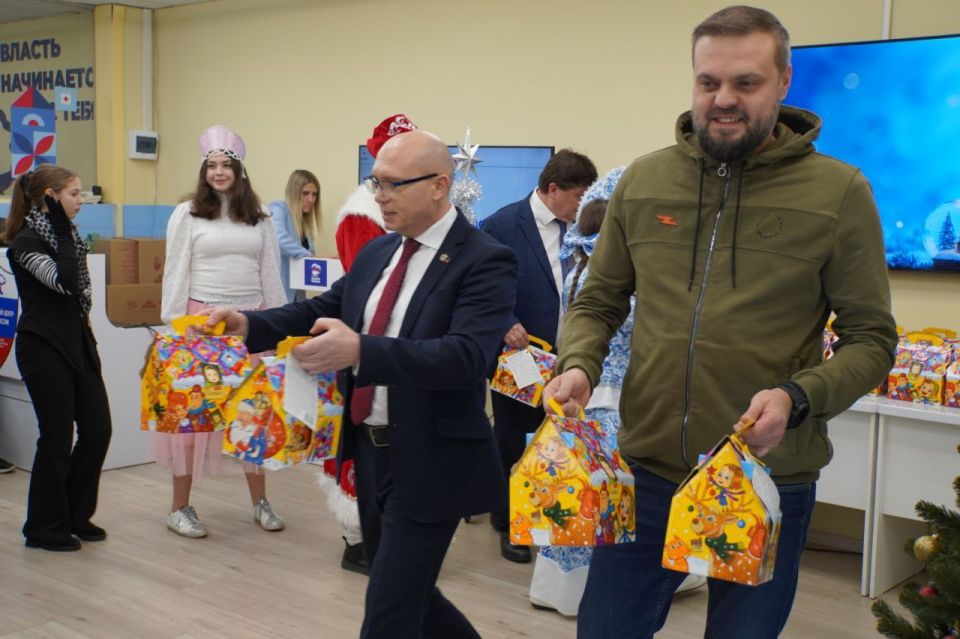 Единая Россия поздравила детей из Харьковской области с новогодними праздниками Единая Россия поздравила детей из Харьковской области с новогодними праздниками