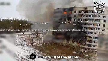 ВКС России, при помощи ФАБ-3000, уничтожают ПВД ВСУ в девятиэтажке в поселке Ковшаровка Харьковской области