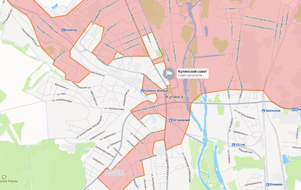 Украинский флаг на здании и возле здания Купянского городского совета, расположенного в центре города Украинский флаг на здании и возле здания Купянского городского совета, расположенного в центре города