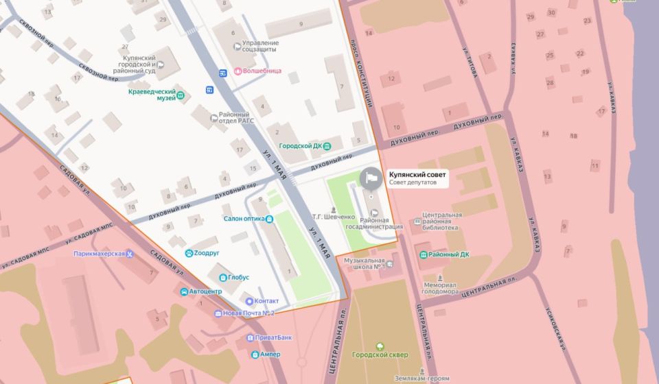 Украинский флаг на здании и возле здания Купянского городского совета, расположенного в центре города Украинский флаг на здании и возле здания Купянского городского совета, расположенного в центре города