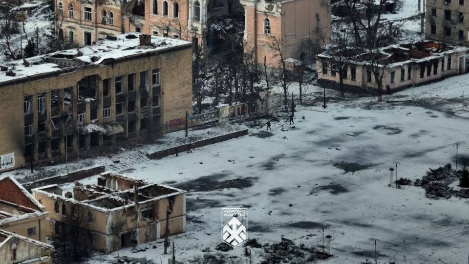 Украинский флаг на здании и возле здания Купянского городского совета, расположенного в центре города Украинский флаг на здании и возле здания Купянского городского совета, расположенного в центре города