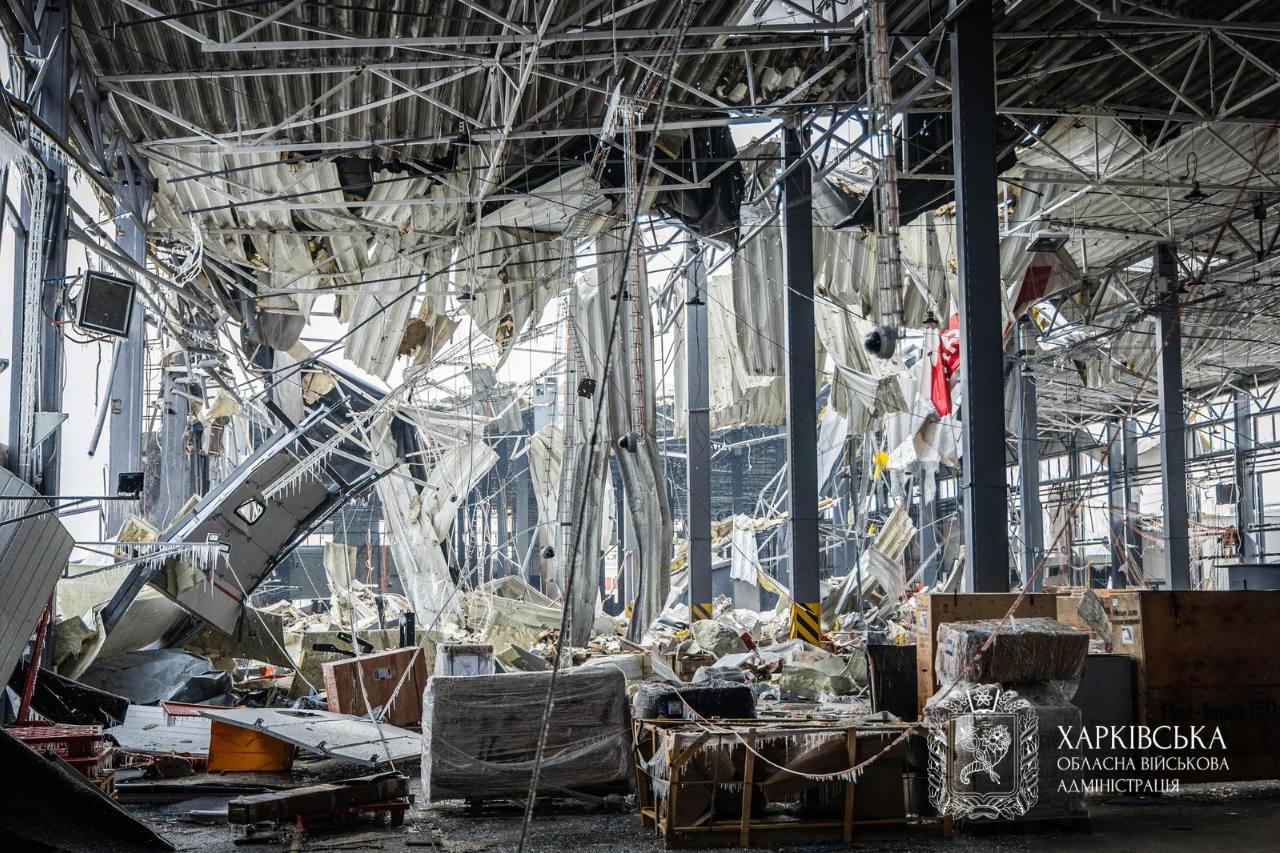 На фото — последствия ночного удара по терминалу "Новой почты" в пригороде Харькова На фото — последствия ночного удара по терминалу "Новой почты" в пригороде Харькова