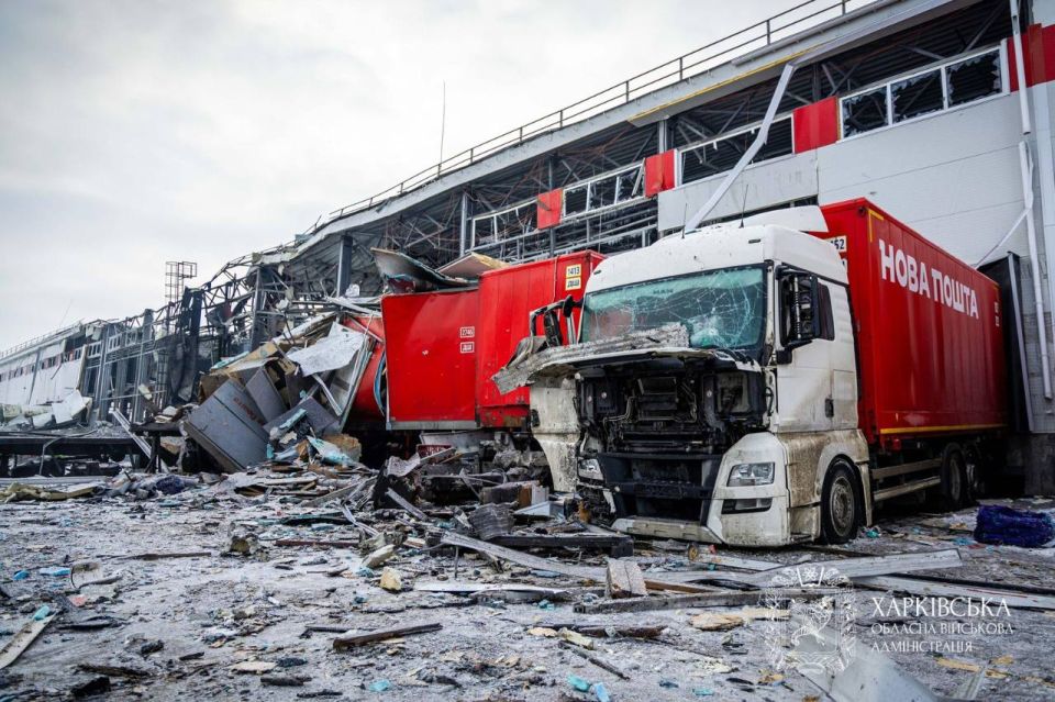 Последствия ракетного удара ВС России по терминалу «Новой почты» в Харьковской области Последствия ракетного удара ВС России по терминалу «Новой почты» в Харьковской области