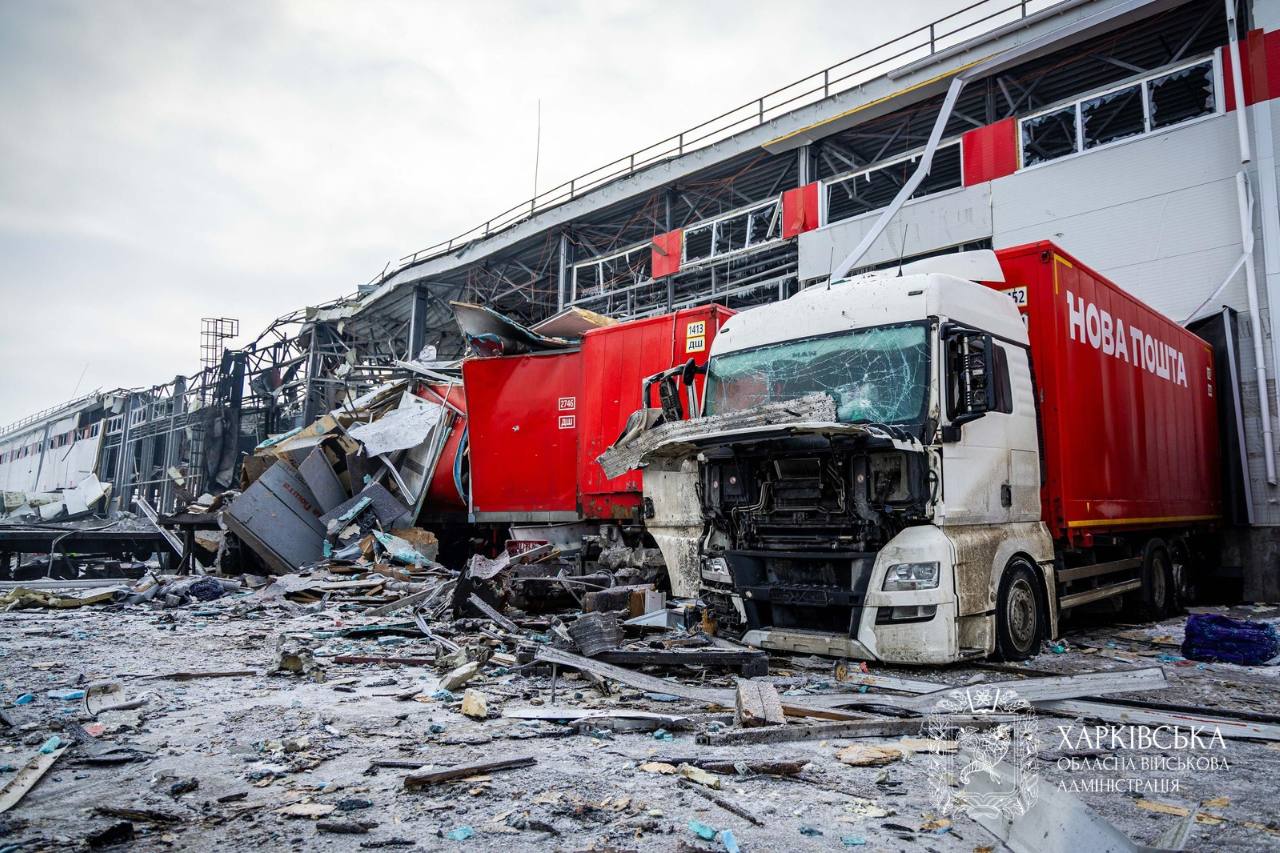 На фото — последствия ночного удара по терминалу "Новой почты" в пригороде Харькова На фото — последствия ночного удара по терминалу "Новой почты" в пригороде Харькова