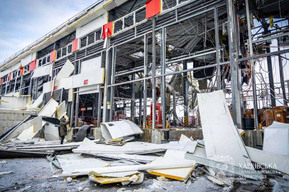 Последствия ракетного удара ВС России по терминалу «Новой почты» в Харьковской области Последствия ракетного удара ВС России по терминалу «Новой почты» в Харьковской области