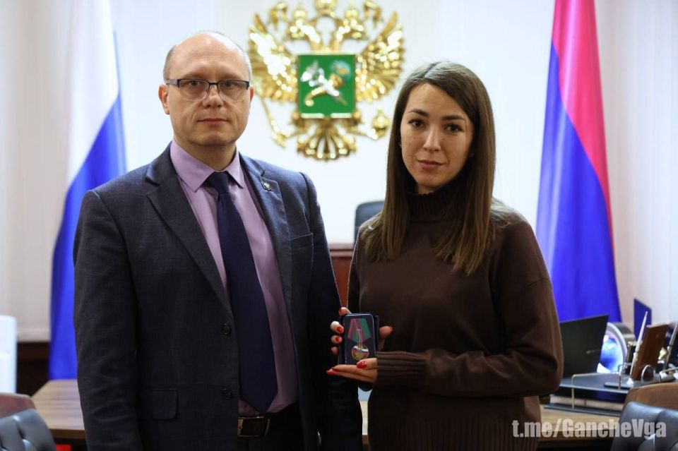 Глава Военно-гражданской администрации Харьковской области Виталий Ганчев передал медаль «За воссоединение Харьковской области с Россией» племяннице погибшего героя, харьковчанина Ивана Свичкаря Глава Военно-гражданской администрации Харьковской области Виталий Ганчев передал медаль «За воссоединение Харьковской области с Россией» племяннице погибшего героя, харьковчанина Ивана Свичкаря