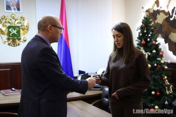 Глава Военно-гражданской администрации Харьковской области Виталий Ганчев передал медаль «За воссоединение Харьковской области с Россией» племяннице погибшего героя, харьковчанина Ивана Свичкаря