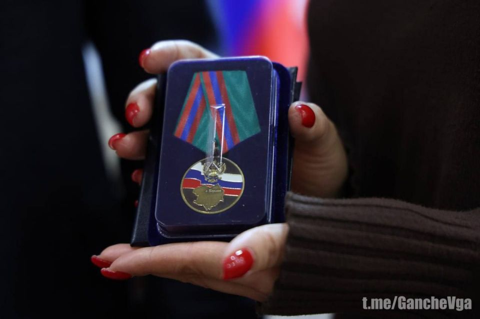 Глава Военно-гражданской администрации Харьковской области Виталий Ганчев передал медаль «За воссоединение Харьковской области с Россией» племяннице погибшего героя, харьковчанина Ивана Свичкаря Глава Военно-гражданской администрации Харьковской области Виталий Ганчев передал медаль «За воссоединение Харьковской области с Россией» племяннице погибшего героя, харьковчанина Ивана Свичкаря