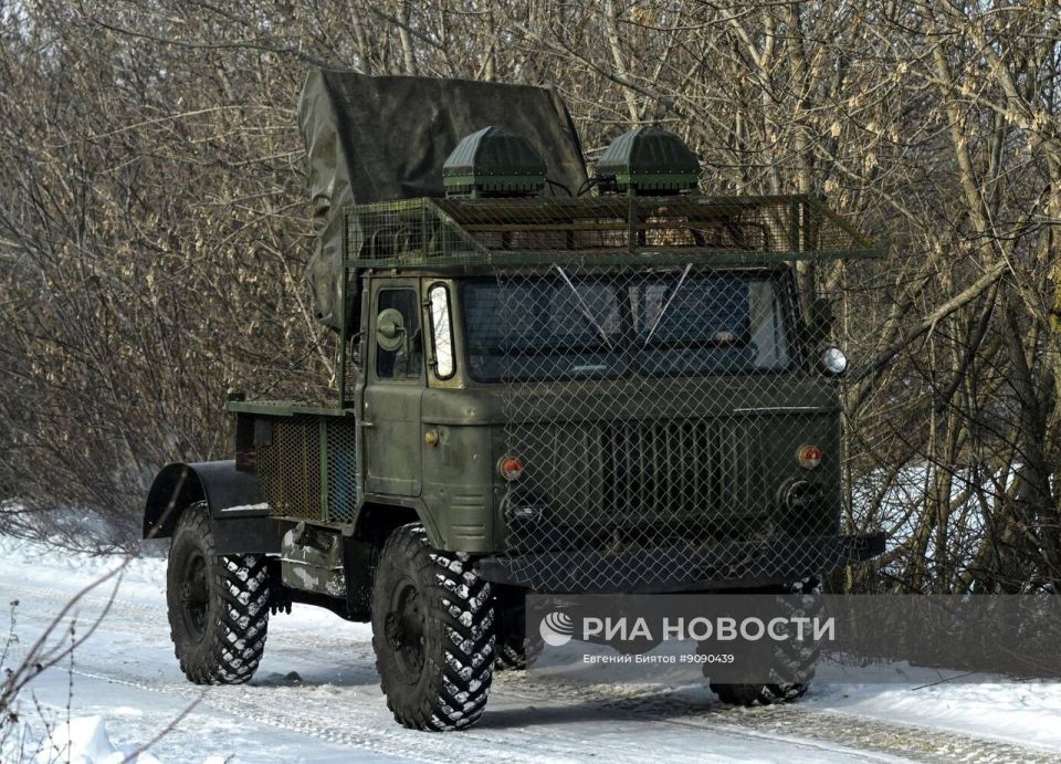 Работа расчёта инженерной системы дистанционного минирования (ИСДМ) «Земледелие» 45-й отдельной инженерной бригады группировки войск «Запад» на Купянском направлении под прикрытием станции РЭБ Работа расчёта инженерной системы дистанционного минирования (ИСДМ) «Земледелие» 45-й отдельной инженерной бригады группировки войск «Запад» на Купянском направлении под прикрытием станции РЭБ