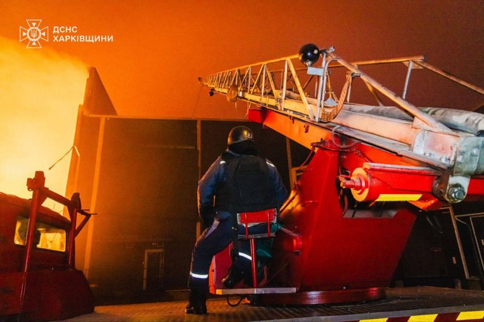 «ВС РФ нанесли ракетный удар по складскому зданию предприятия в пригороде Харькова: произошел масштабный пожар на площади более 5000 кв.м